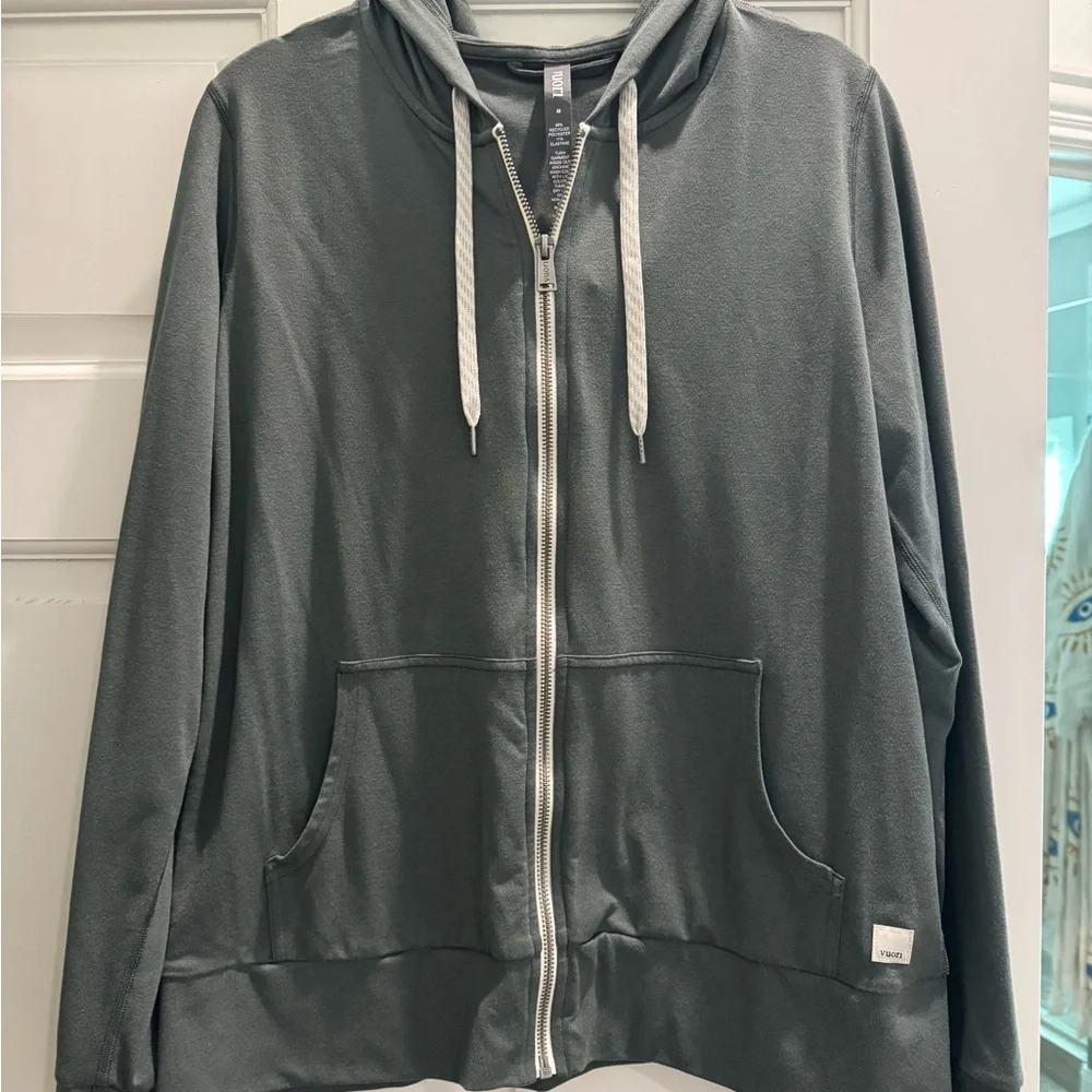 Vuori Women’s Halo Performance Hoodie in Moss - Picture 4 of 4